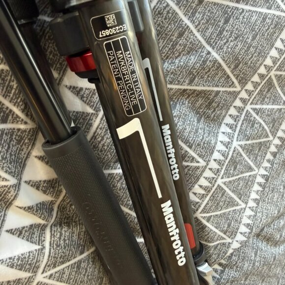 Manfrotto Befree Live Carbon Fiber Tripod Kit with Fluid Video Head - Picture 2 of 6